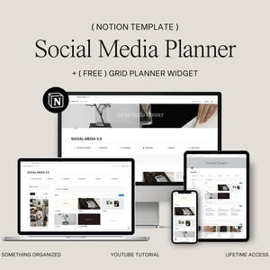 Könnte beinhalten: Ein digitales Mockup einer Social Media Planner Notion-Vorlage, angezeigt auf einem Laptop, Desktop-Monitor, Tablet und Smartphone. Der Text "Social Media Planner" steht oben, mit "(NOTION TEMPLATE)" darüber und "+ (FREE) GRID PLANNER WIDGET" darunter.