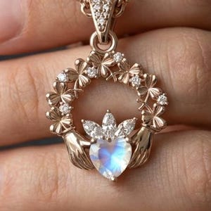 Natuurlijke maansteen hartvormige Claddagh-hanger 925 sterlingzilver, Iers geïnspireerde Keltische sieraden, klaver klaver ketting cadeau