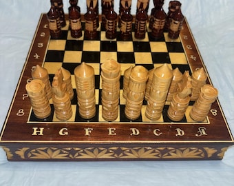 Scacchiera vintage russa in legno intagliato a mano con scatola pieghevole per riporla