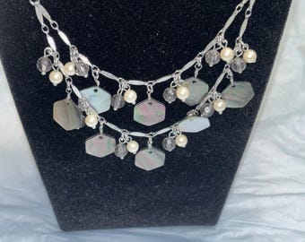 Collar babero Lia Sophia tono plata con colgante de perlas de imitación de concha de abulón
