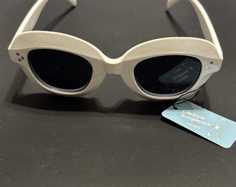 Occhiali da sole lifestyle di tendenza, con lenti ovali bianche in stile retrò, modello Clout Goggles.