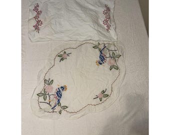 Lote de caminos de mesa de lino vintage de 58"x20" y tapetes de 38"x38" con bordado floral y pájaros.