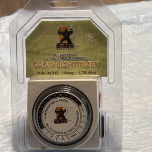 Peut inclure: Minuteur de lumière de croissance robuste avec une double prise, 15 ampères et une capacité de 1725 watts. Le minuteur est programmable sur 24 heures et porte le logo "High Yield Lighting". Emballé dans un contenant en plastique transparent.
