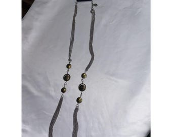 Conjunto de collar con medallón estilo boho y pendientes perforados de Howard's Always Something Special