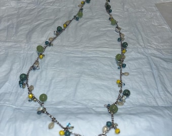 Collar largo Lia Sophia en tono plateado con colgante de cuentas multicolor y cadena ajustable