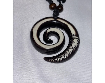 Collar con colgante en espiral tribal, tallado en cuerno, estilo bohemio, con cordón ajustable.
