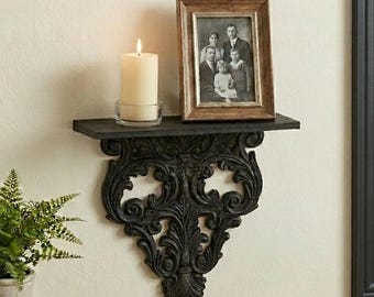 Estante negro elegante para fotos enmarcadas o velas, altar gótico oscuro.