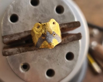 Anillo Mapache / Plata de Ley / Baño de Oro / 24k / Decorado con Pátina Negra Oxidada