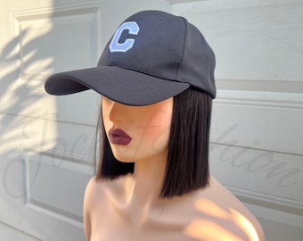 Regulowana bawełniana czapka baseballowa, syntetyczne peruki z włosów, granatowa peruka z literą C, proste włosy dla kobiet