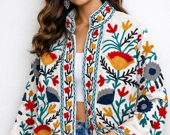 Chaqueta Suzani con bordado bohemio para mujer: abrigo estilo kimono hecho a mano con estampado floral y cachemira; prenda de abrigo étnica de inspiración vintage para festivales.
