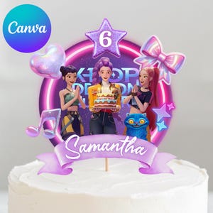 Può includere: Decorazione per torta con un design viola e rosa. Presenta tre personaggi animati, un gatto blu e una torta di compleanno. Il numero 6 è su una stella e il nome "Samantha" su uno striscione.