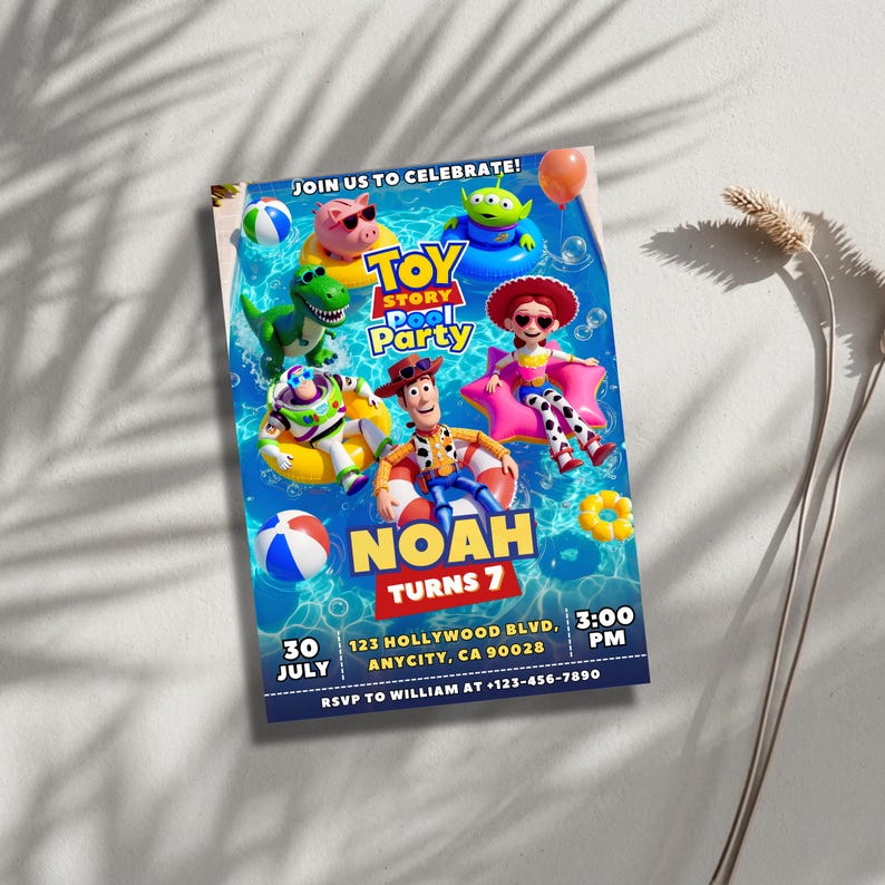 Op de afbeelding: Een rechthoekige Toy Story zwembadfeest uitnodiging met Woody, Buzz Lightyear, Jessie, Rex, Hamm en een alien in een blauw zwembad. De tekst luidt JOIN US TO CELEBRATE, TOY STORY POOL PARTY, NOAH TURNS 7, 30 JULY, 3:00 PM, 123 HOLLYWOOD BLVD, ANYCITY, CA 90028, RSVP TO WILLIAM AT +123-456-7890.