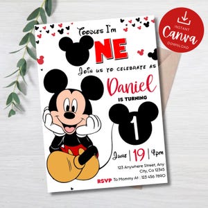 Puede incluir: Una tarjeta de invitación blanca con Mickey Mouse. La tarjeta dice "Coodles I'm ONE, Únete a nosotros para celebrar el cumpleaños de Daniel". La invitación incluye fecha, hora y lugar.