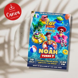 Op de afbeelding: Een rechthoekige Toy Story zwembadfeest uitnodiging met Woody, Buzz Lightyear, Jessie, Rex, Hamm en een alien in een blauw zwembad. De tekst luidt JOIN US TO CELEBRATE! TOY STORY POOL PARTY, NOAH TURNS 7, 30 JULY, 3:00 PM, 123 HOLLYWOOD BLVD, ANYCITY, CA 90028, RSVP TO WILLIAM AT +123-456-7890.
