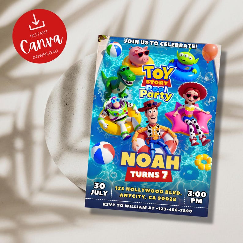 Op de afbeelding: Een rechthoekige Toy Story zwembadfeest uitnodiging met Woody, Buzz Lightyear, Jessie, Rex, Hamm en een alien in een blauw zwembad. De tekst luidt JOIN US TO CELEBRATE! TOY STORY POOL PARTY, NOAH TURNS 7, 30 JULY, 3:00 PM, 123 HOLLYWOOD BLVD, ANYCITY, CA 90028, RSVP TO WILLIAM AT +123-456-7890.