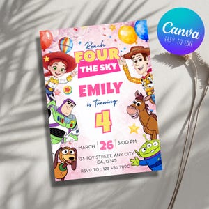以下が含まれることがあります： カウガール、カウボーイ、スペースレンジャー、馬、犬、エイリアンなどの漫画キャラクターが描かれた誕生日招待状カード。テキストには、Reach Four The Sky, Emily is Turning 4, March 26, 5:00 PM, 123 Toy Street, Any City, CA, 12345, RSVP to 123 456 7890と記載されています。