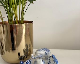 Set of Four blue and white ceramic animal Knick Knacks - Elephant, frog, duck and rabbit. Painted in oriental patterns