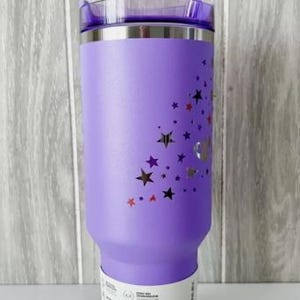 Vaso térmico Stanley Purple Star Quencher de 1.1 litros (40 oz) H2.0 con tapa y pajita, edición limitada. imagen 4