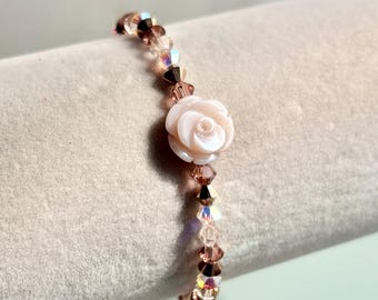 Bracelet made of Swarovski crystal beads and mother-of-pearl in old rose and champagne tones