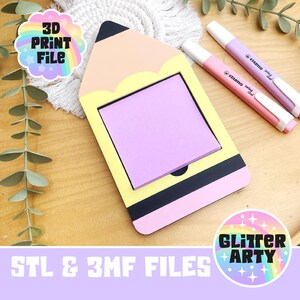 Pu&ograve; includere: Un portablocco a forma di matita con un blocco note rosa. Il supporto &egrave; giallo, rosa, nero e beige. Due evidenziatori STABILO, uno rosa e uno viola, sono accanto al blocco note. L'immagine include il testo "3D PRINT FILE" e "STL & 3MF FILES".