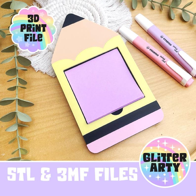 Pu&ograve; includere: Un portablocco a forma di matita con un blocco note rosa. Il supporto &egrave; giallo, rosa, nero e beige. Due evidenziatori STABILO, uno rosa e uno viola, sono accanto al blocco note. L'immagine include il testo "3D PRINT FILE" e "STL & 3MF FILES".