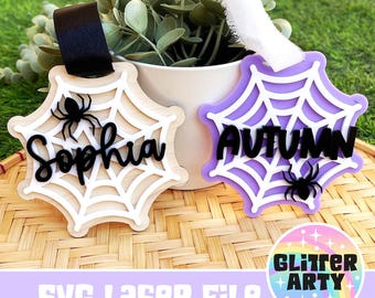 Può includere: Due ornamenti di Halloween a forma di ragnatela con i nomi "Sophia" e "Autumn" scritti su di essi. Gli ornamenti sono in legno e acrilico e sono tagliati al laser.