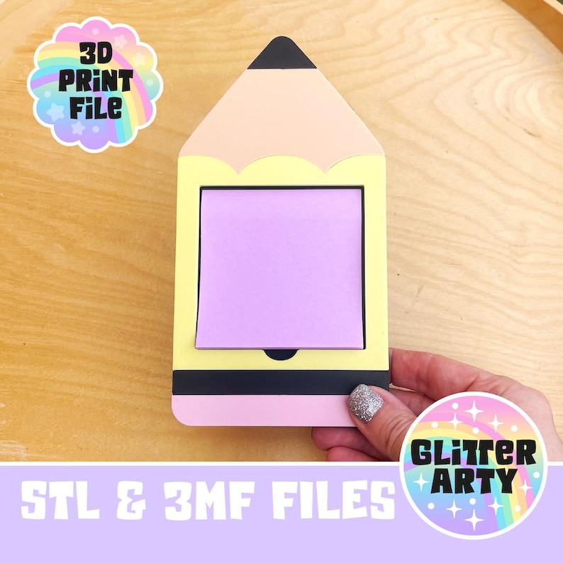Pu&ograve; includere: Un portablocco a forma di matita con un design rosa, giallo e nero, che contiene una pila di post-it viola. Il supporto ha una punta nera e una parte superiore color camoscio chiaro. Il testo "3D PRINT FILE" e "STL & 3MF FILES" &egrave; incluso.