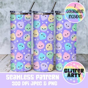 Könnte beinhalten: Drei zylindrische Becher mit Deckeln und Strohhalmen mit einem nahtlosen Muster aus niedlichen, lächelnden Knödel-Figuren in Pastellfarben auf violettem Grund mit weißen Sternen. Der Text lautet 7 COLORWAYS INCLUDED und GLITTER ARTY.