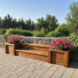 Puede incluir: Un banco de madera con jardineras integradas. El banco es de madera teñida y tiene dos jardineras a cada lado llenas de vibrantes flores rosas. El banco está al aire libre en un patio pavimentado, con un jardín y árboles al fondo.