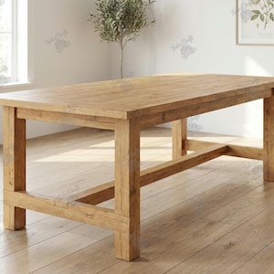 Op de afbeelding: Een rechthoekige houten eettafel met een natuurlijke lichtbruine afwerking, voorzien van een tafelblad in plankstijl, vier stevige vierkante poten en een horizontale steunbalk die de poten over de lengte verbindt.