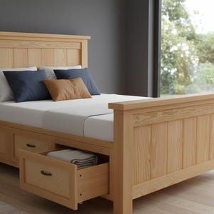 Puede incluir: Una cama de madera clara con cabecero, piecero y barandillas laterales. La cama tiene un colchón con almohadas y una manta. El marco de la cama tiene cajones para guardar cosas. La cama está en una habitación con una ventana.