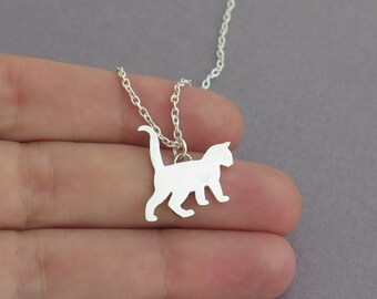 Collana con ciondolo a forma di gatto con veri fiori rosa – Shrieking Violet