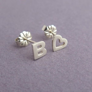 Pendientes de carta y corazón - Regalo personalizado - Tachuelas de plata iniciales - Pendientes desiguales - Regalo de San Valentín - Pendientes de amor