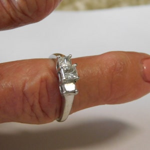 Princess Diamond 3-Stone Ring 1.06 Ctw White gold 14K 4.8 grams Size 8 MAGIC GLO