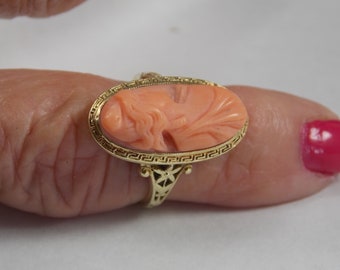 Anello vintage con cammeo in corallo, oro giallo 14 carati, 5 grammi, misura 5, alto rilievo