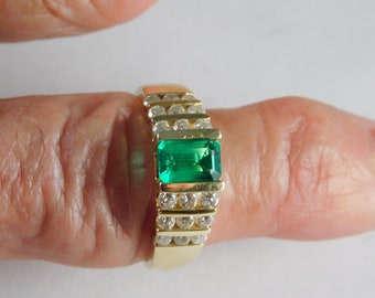 Emerald and Diamond Ring 1.26 Carats total weight Yellow Gold 14K 5.6 grams Sizable 7.25