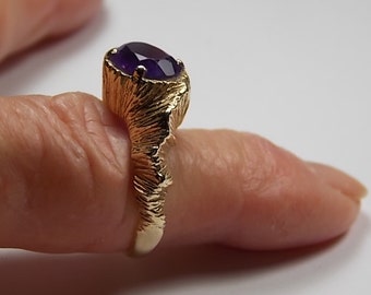 Amethyst Solitaire ring 1.75 Carats Yellow Gold 14K 6.5gm Size 7.5 1970s Era Stylecrest