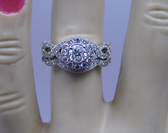 Conjunto nupcial con halo de diamantes de Neil Lane, oro blanco de 14 quilates, talla 5