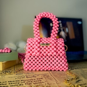 Puede incluir: Una taza de cer&aacute;mica blanca con un asa negra y el texto "But First, Coffee" en negro, con una fuente de estilo manuscrito. La taza est&aacute; sobre una superficie blanca.