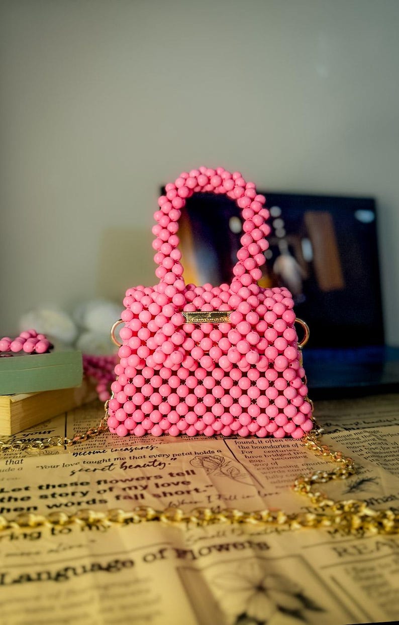 Puede incluir: Una taza de cer&aacute;mica blanca con un asa negra y el texto "But First, Coffee" en negro, con una fuente de estilo manuscrito. La taza est&aacute; sobre una superficie blanca.