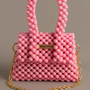 Puede incluir: Un juego de tres tazas de cer&aacute;mica con un acabado mate moteado. Las tazas son de color crema, gris claro y gris oscuro. Cada taza tiene un dise&ntilde;o simple y moderno y un asa redondeada. Las tazas est&aacute;n apiladas.