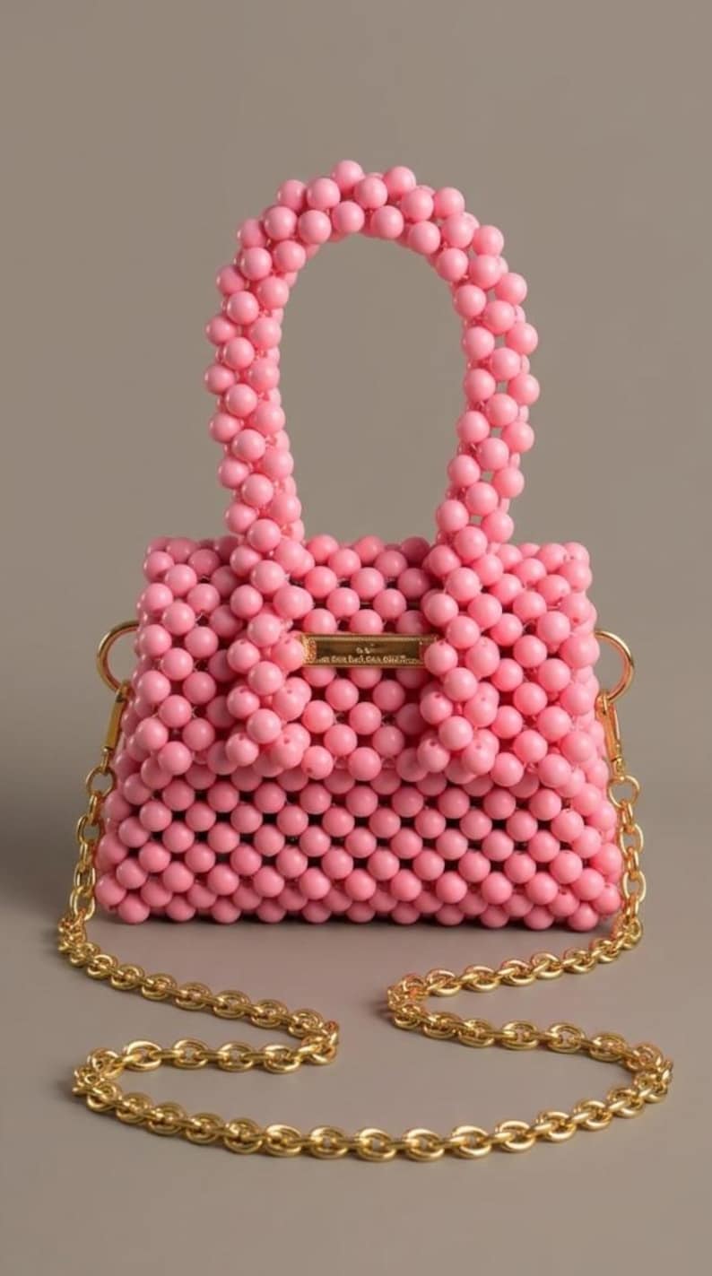 Puede incluir: Un juego de tres tazas de cer&aacute;mica con un acabado mate moteado. Las tazas son de color crema, gris claro y gris oscuro. Cada taza tiene un dise&ntilde;o simple y moderno y un asa redondeada. Las tazas est&aacute;n apiladas.