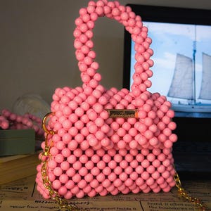 Un elegante bolso de noche rosa, hecho a mano al estilo de JACQUEMUS. imagen 3