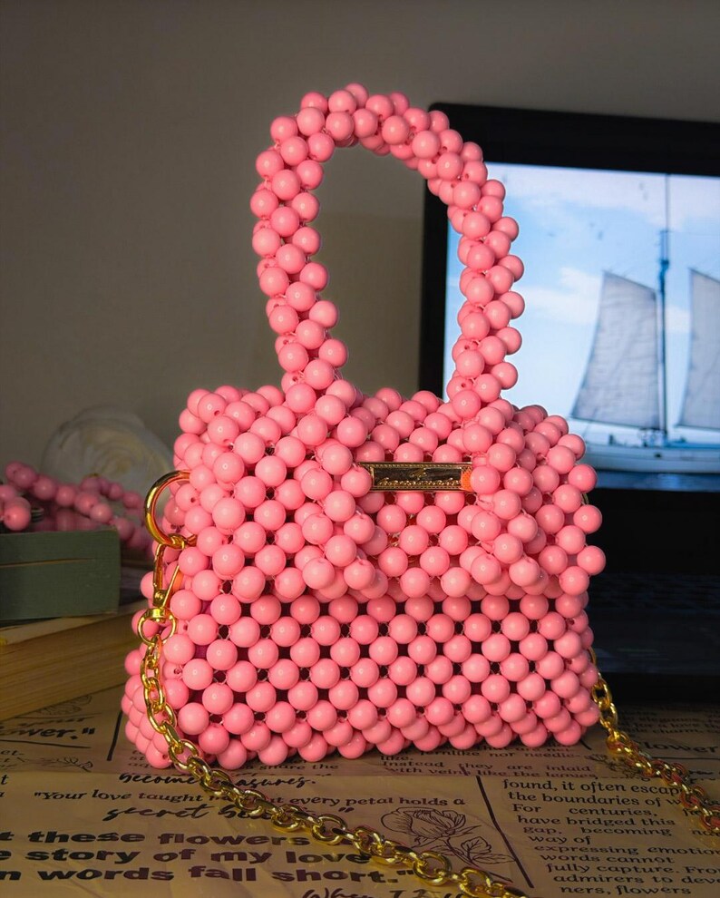 Un elegante bolso de noche rosa, hecho a mano al estilo de JACQUEMUS. imagen 3