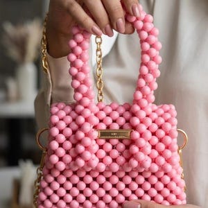 Un elegante bolso de noche rosa, hecho a mano al estilo de JACQUEMUS. imagen 2