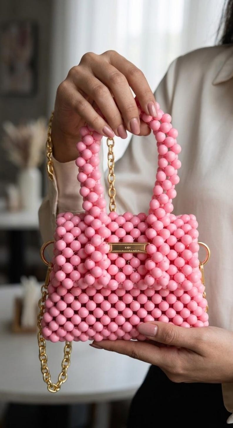 Un elegante bolso de noche rosa, hecho a mano al estilo de JACQUEMUS. imagen 2