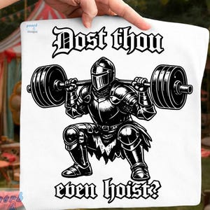 以下が含まれることがあります： 白いトートバッグ。黒いイラストで、バーベルを持ち上げる騎士が描かれています。「Dost thou even hoist?」の文字が騎士の上と下に印刷されています。このデザインは、重量挙げをユーモラスに表現しています。