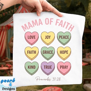 Mamá de Fe PNG: Versículo bíblico para mamá cristiana Proverbios 31:28 PNG Escritura religiosa Maternidad Fe Diseño (Descarga digital)