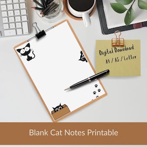 Puede incluir: Un portapapeles con papel blanco en blanco, con ilustraciones de gatos negros y huellas de patas. Un bolígrafo negro y una nota adhesiva con el texto "Digital Download A4 / A5 / Letter" también están presentes. El texto "Blank Cat Notes Printable" está en la parte inferior.