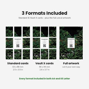 Pu&ograve; includere: Una visualizzazione di prodotto digitale che mostra 3 Formats Included: carte standard da 63 x 88 mm, carte Vault X da 66 x 94 mm e un'illustrazione completa non tagliata. Il design presenta una giungla scura con fogliame verde e un QR code.